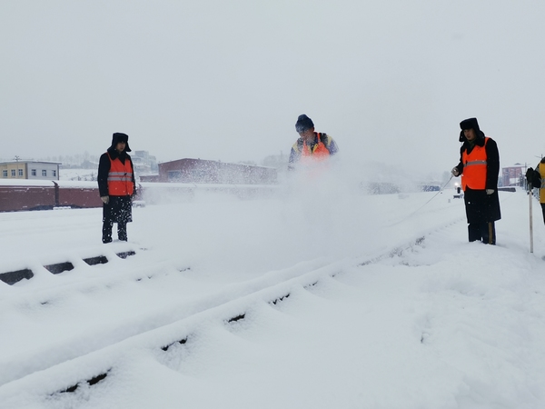 哈爾濱鐵路應(yīng)對今冬首場降雪確保運(yùn)輸安全。