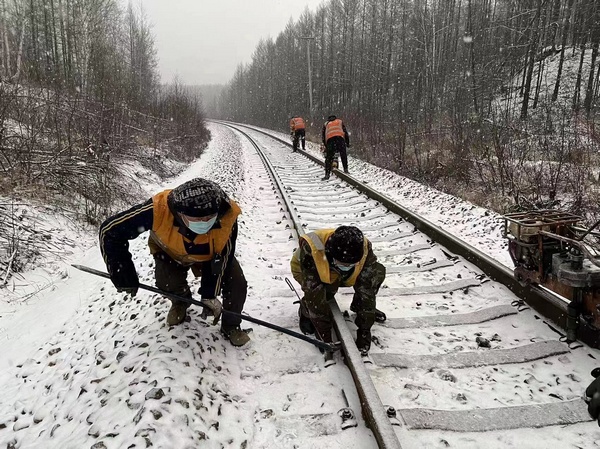 哈爾濱鐵路應(yīng)對今冬首場降雪確保運(yùn)輸安全