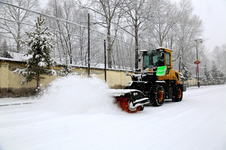 “中國(guó)最冷小鎮(zhèn)”迎降雪 城市街路披銀裝