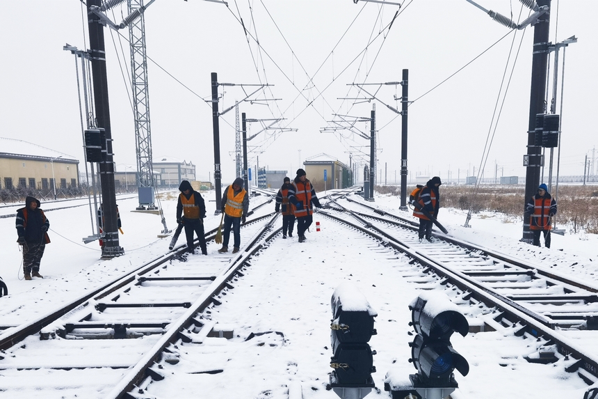 哈鐵全力應(yīng)對降雪天氣確保鐵路運輸安全暢通