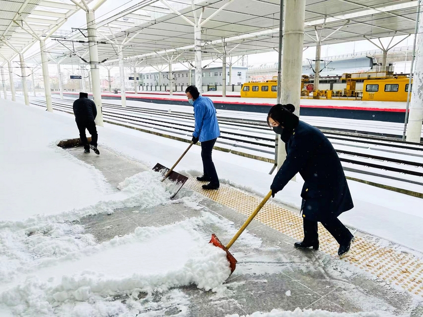 哈鐵全力應(yīng)對(duì)降雪天氣確保鐵路運(yùn)輸安全暢通