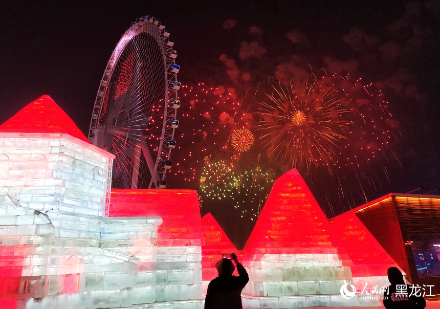 燃放焰火慶祝冰雪節(jié)開幕。人民網蘇靖剛攝