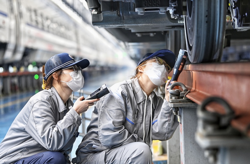 復(fù)興號高寒智能動車組首次在我國最北端高寒高鐵開行