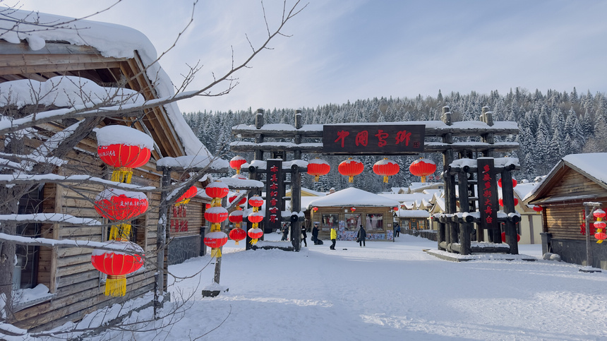 白雪映襯著紅燈籠，深山里的雪鄉(xiāng)年味十足。