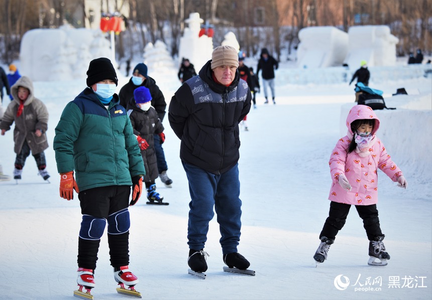 全民健身上冰雪 哈爾濱公益冰場迎來“熱”潮