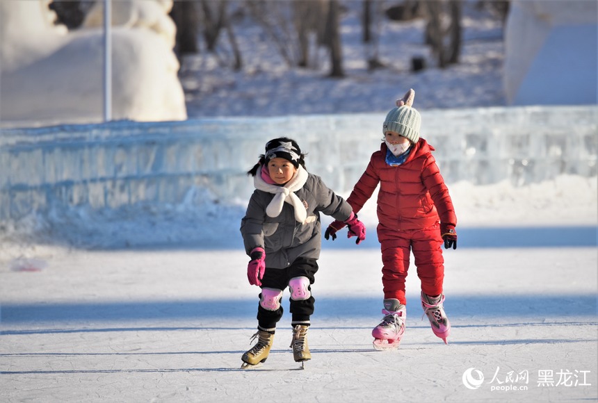 全民健身上冰雪 哈爾濱公益冰場(chǎng)迎來“熱”潮