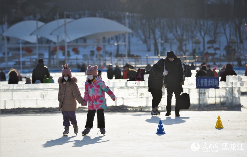 全民健身上冰雪 哈爾濱公益冰場迎來“熱”潮