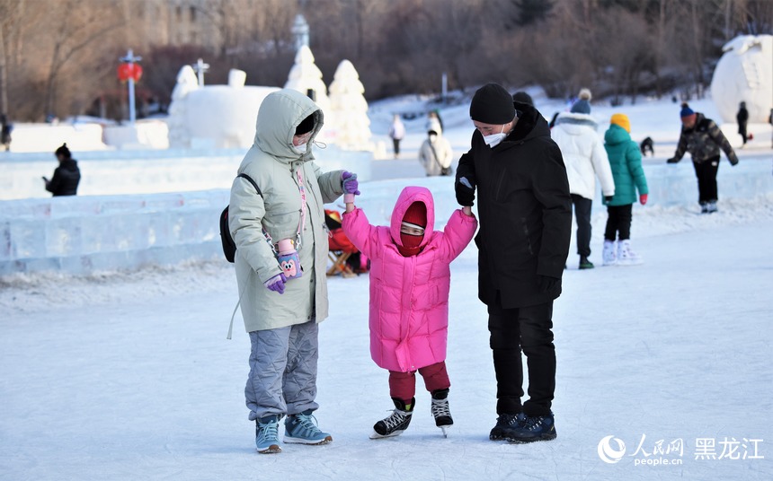 全民健身上冰雪 哈爾濱公益冰場迎來“熱”潮