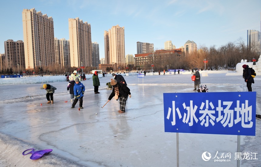 全民健身上冰雪 哈爾濱公益冰場(chǎng)迎來(lái)“熱”潮