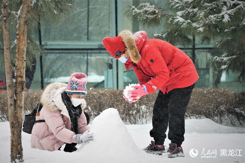 哈爾濱迎春雪 市民暢玩樂(lè)趣多