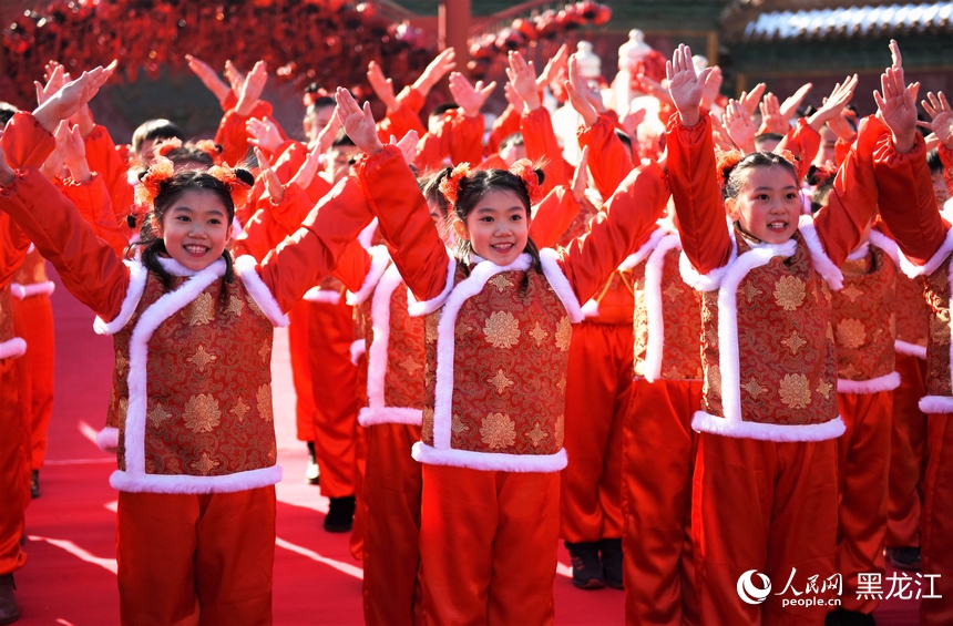 孩子們正在進(jìn)行“童謠誦讀”表演。人民網(wǎng) 蘇靖剛攝