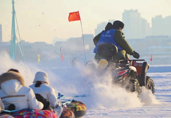 游客在松花江面上體驗(yàn)雪地摩托的速度與激情