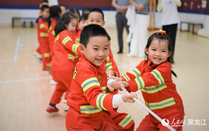 小朋友們與消防員進(jìn)行拔河比賽。人民網(wǎng) 蘇靖剛攝