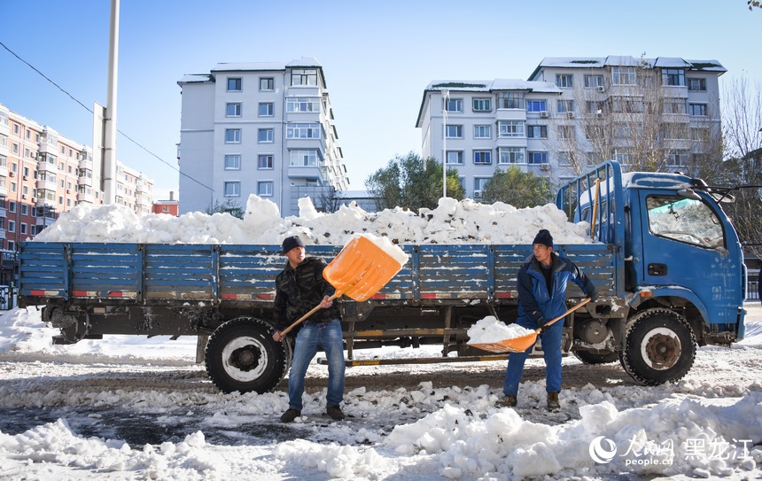 環(huán)衛(wèi)工人正在清理積雪，保障路面暢通。人民網(wǎng)記者 蘇靖剛攝