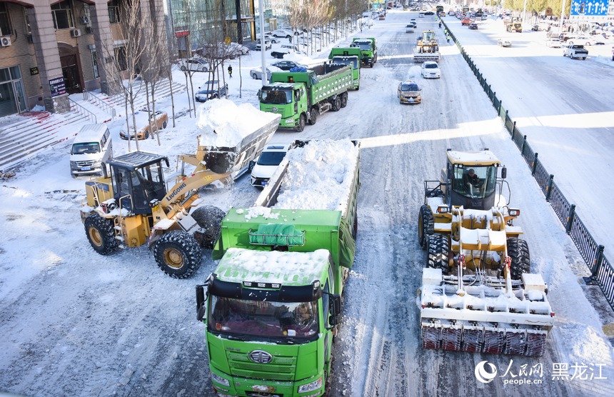 大型清雪車正在上道清雪。人民網(wǎng)記者 蘇靖剛攝