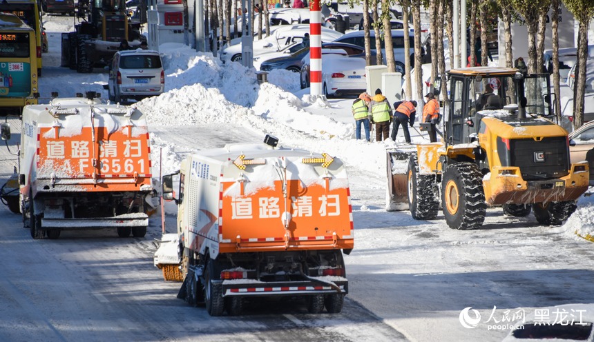 清雪車輛和環(huán)衛(wèi)工人聯(lián)合作業(yè)保障雪停路凈。人民網(wǎng)記者 蘇靖剛攝