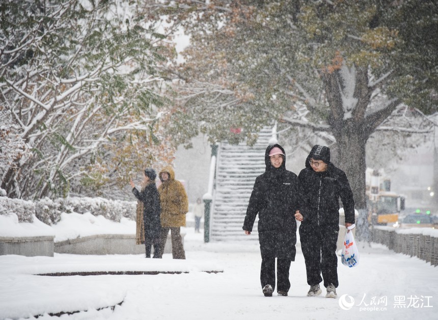 市民在雪中行走。人民網(wǎng)記者 蘇靖剛攝