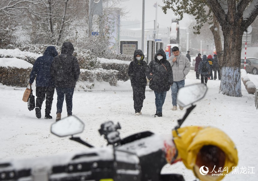 市民在雪中行走。人民網(wǎng)記者 蘇靖剛攝