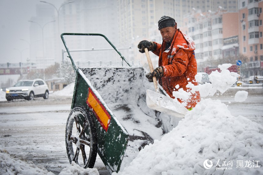 環(huán)衛(wèi)工人正在清理道路積雪。人民網記者 蘇靖剛攝