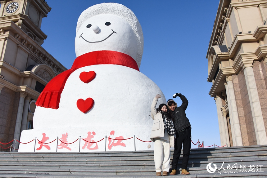 “小紅帽”回來(lái)了！哈爾濱音樂(lè)公園大型露天雪人落成