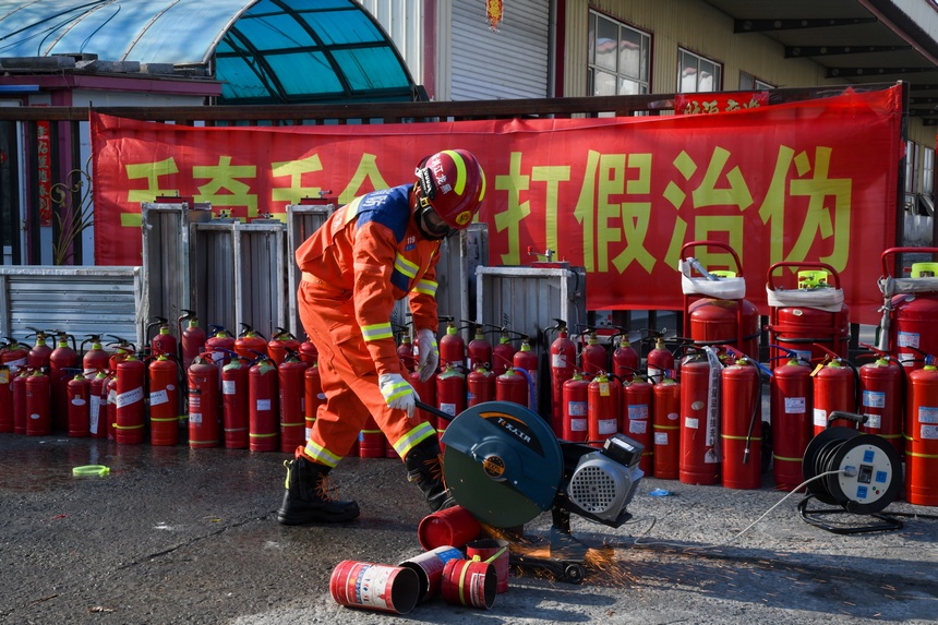 哈爾濱市消防救援支隊(duì)開展消防產(chǎn)品專項(xiàng)整治行動及現(xiàn)場銷毀活動