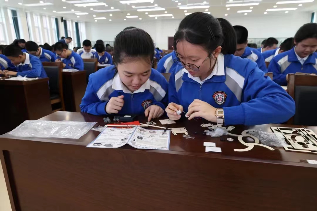 第十屆全國青年科普創(chuàng)新實驗暨作品大賽校園行：“未來太空車”“開進”哈爾濱松雷中學。圖片由黑龍江省科技館提供