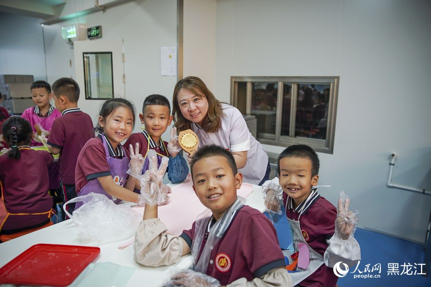 哈爾濱市繼紅小學南崗校區(qū)，老師與學生們共同制作中秋月餅。人民網(wǎng)記者 張哲鑫攝