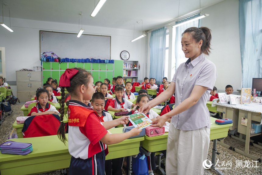 哈爾濱市繼紅小學(xué)南崗校區(qū)，學(xué)生為老師送上節(jié)日賀卡。人民網(wǎng)記者 張哲鑫攝