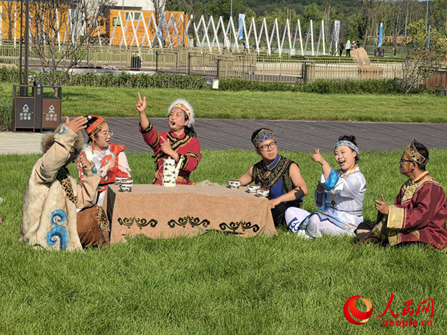 四排赫哲風情旅游園區(qū)的演員演繹赫哲族民俗風情。人民網(wǎng) 尚城攝