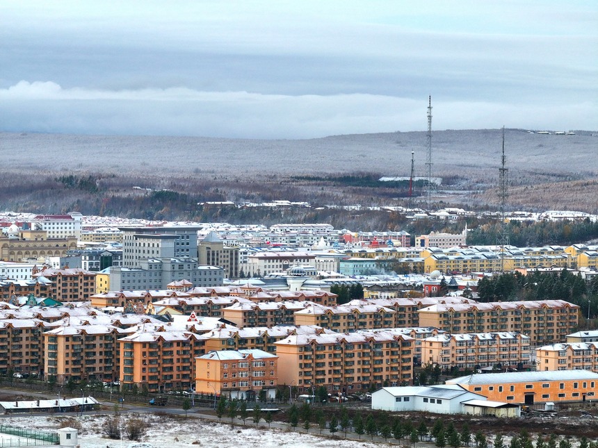 黑龍江漠河：冷空氣帶來(lái)降雪 秋冬兩季美景同現(xiàn)