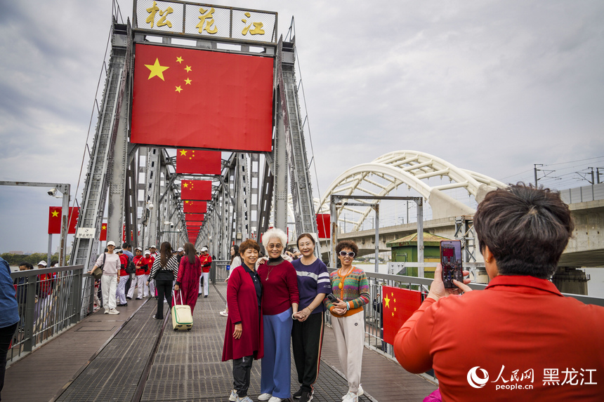 游客市民在濱州鐵路橋上拍照留念。人民網(wǎng)記者 張哲鑫攝